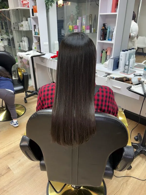 Mela’s Dominican hair salon