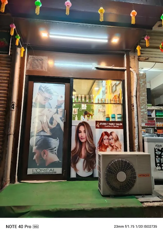 STUDIO 7 FAMILY SALOON