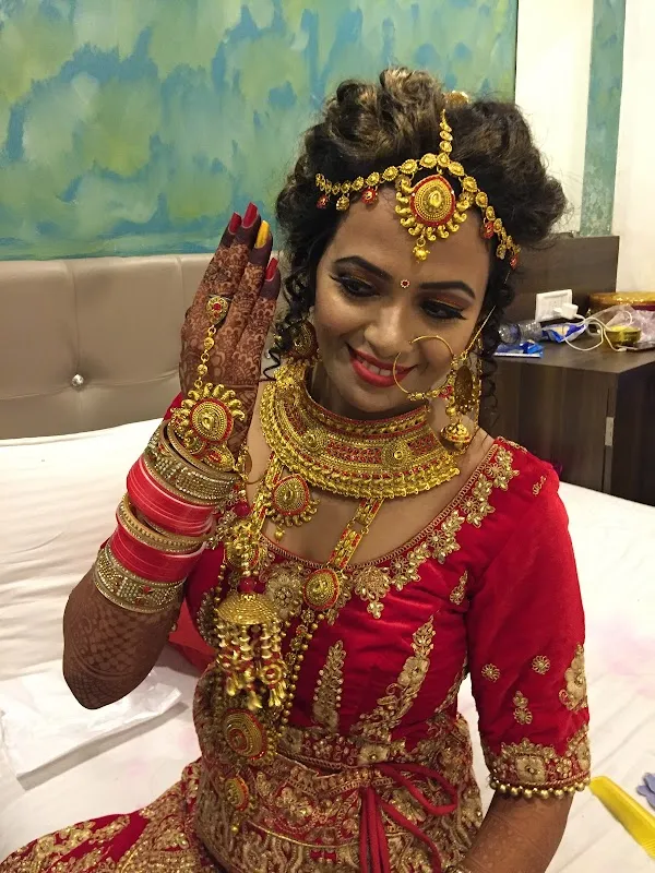 HEENA BEAUTY SALON & ACADEMY (Ladies only)