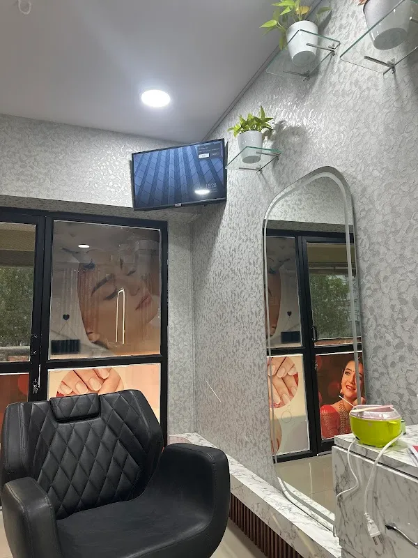 Unique professional beauty parlour | Best women's beauty parlour