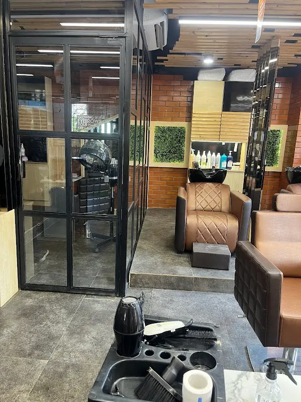 GREEN TRENDS UNISEX HAIR & STYLE SALON - Chandapura
