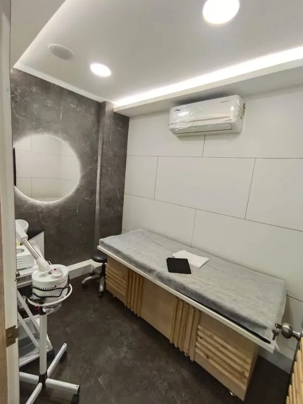 GREEN TRENDS UNISEX HAIR & STYLE SALON - Chandapura