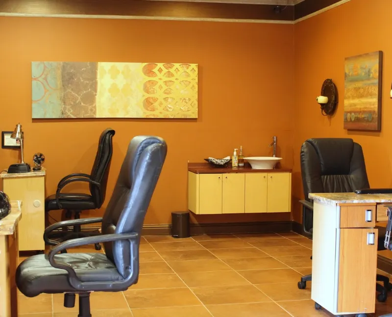 Heights Retreat Salon and Spa - facial massage pedicure manicure & lash Houston TX