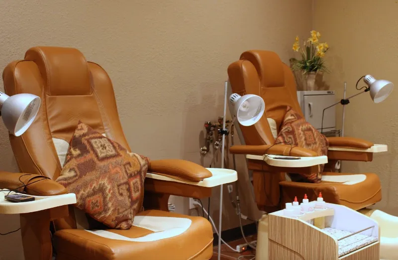 Heights Retreat Salon and Spa - facial massage pedicure manicure & lash Houston TX