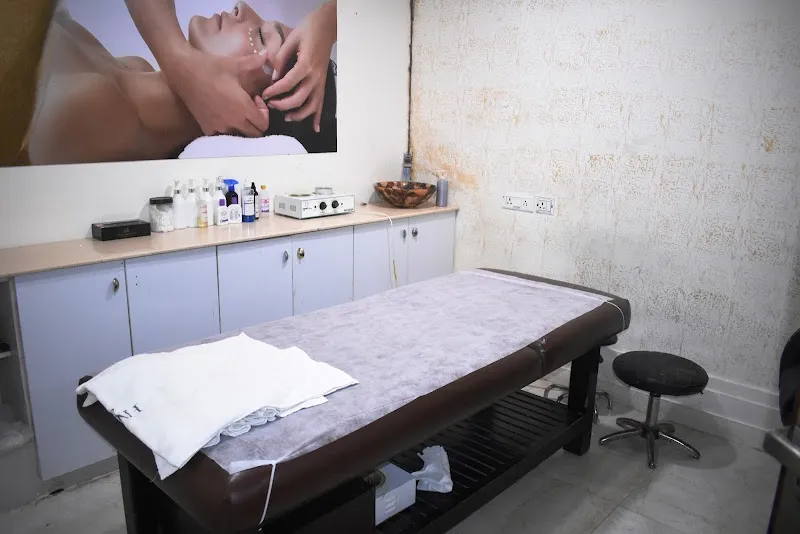 Hair Masters Luxury Salon, Punjabi Bagh
