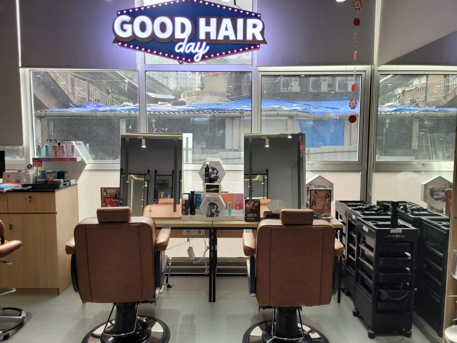 Lakme Salon For Him and Her in Azad Nagar Metro Station,Veera Desai,Mumbai