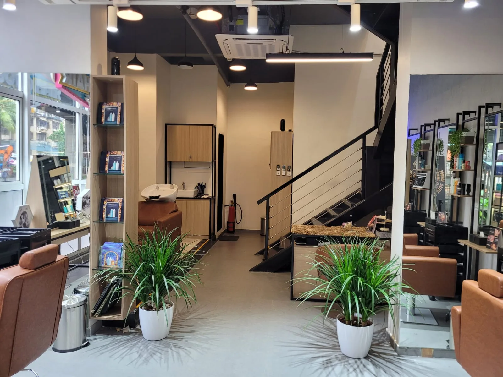 Lakme Salon For Him and Her in Azad Nagar Metro Station,Veera Desai,Mumbai