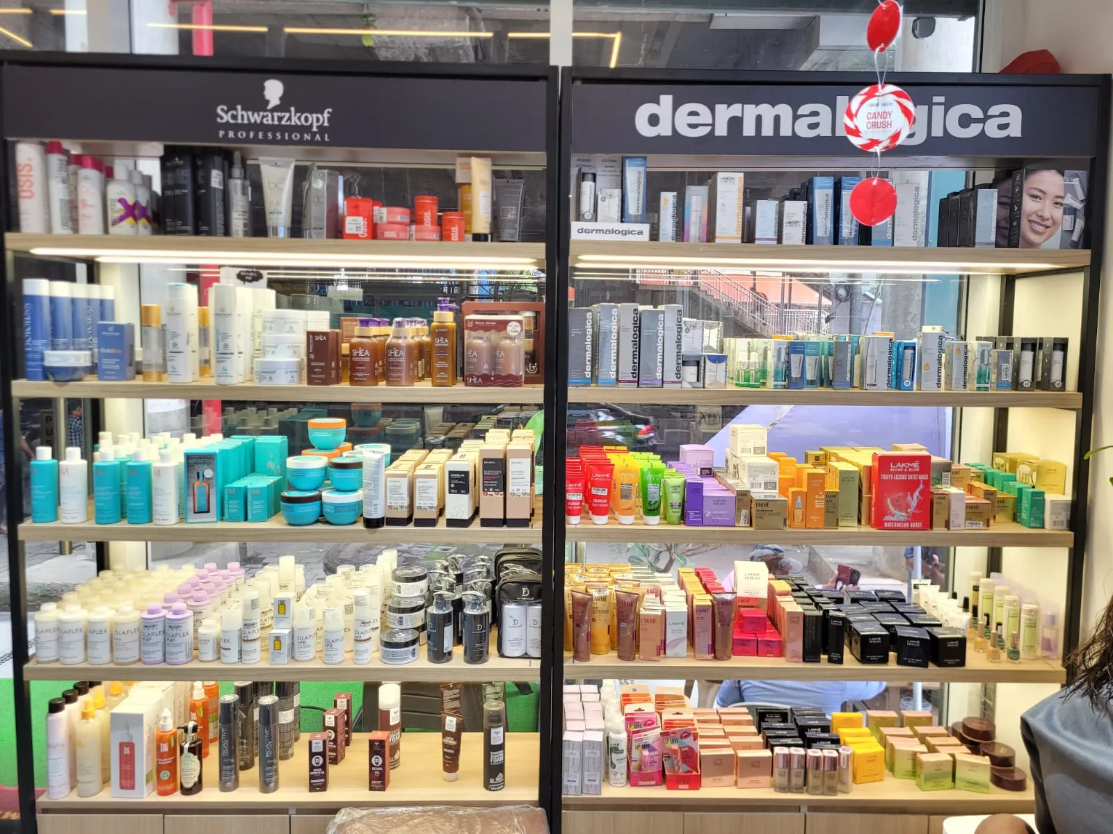 Lakme Salon For Him and Her in Azad Nagar Metro Station,Veera Desai,Mumbai