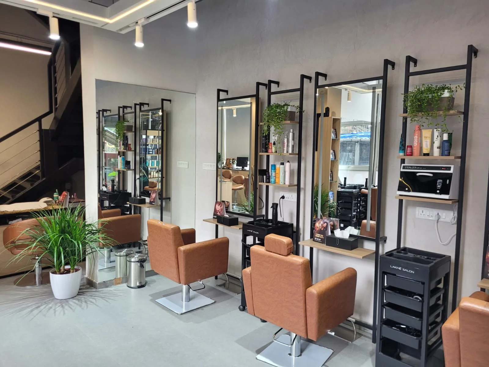 Lakme Salon For Him and Her in Azad Nagar Metro Station,Veera Desai,Mumbai