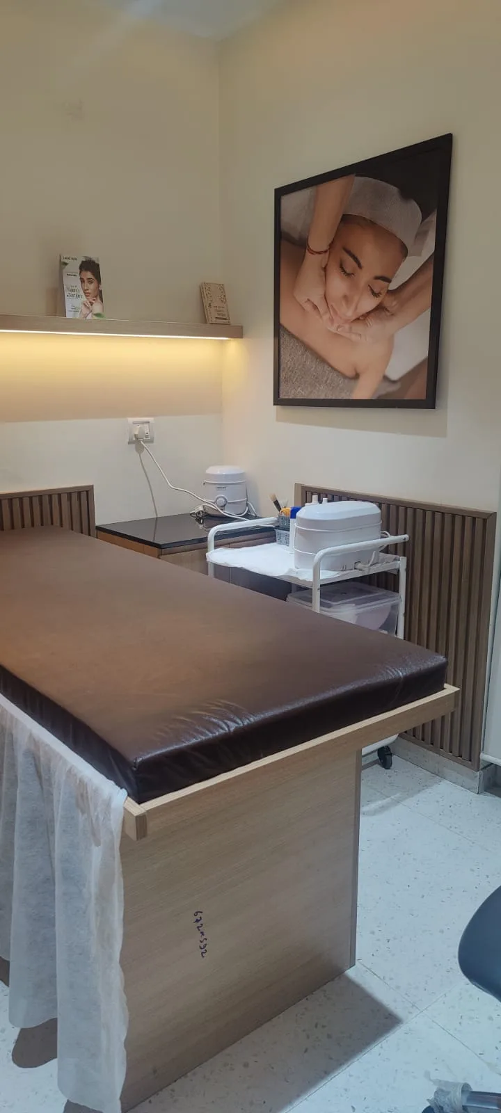 Lakme Salon For Him and Her in Azad Nagar Metro Station,Veera Desai,Mumbai