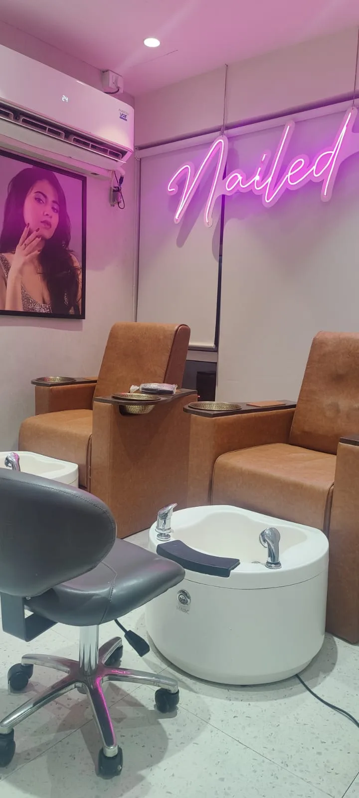 Lakme Salon For Him and Her in Azad Nagar Metro Station,Veera Desai,Mumbai