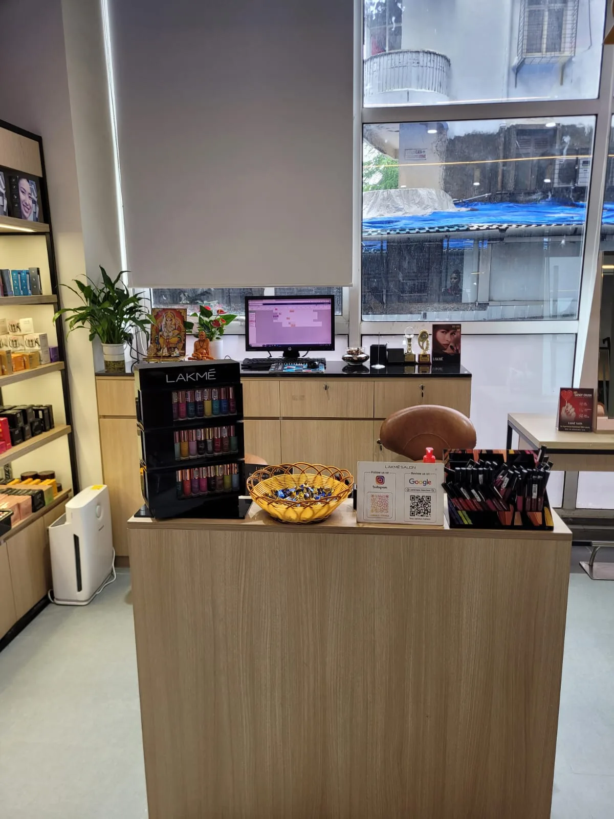 Lakme Salon For Him and Her in Azad Nagar Metro Station,Veera Desai,Mumbai