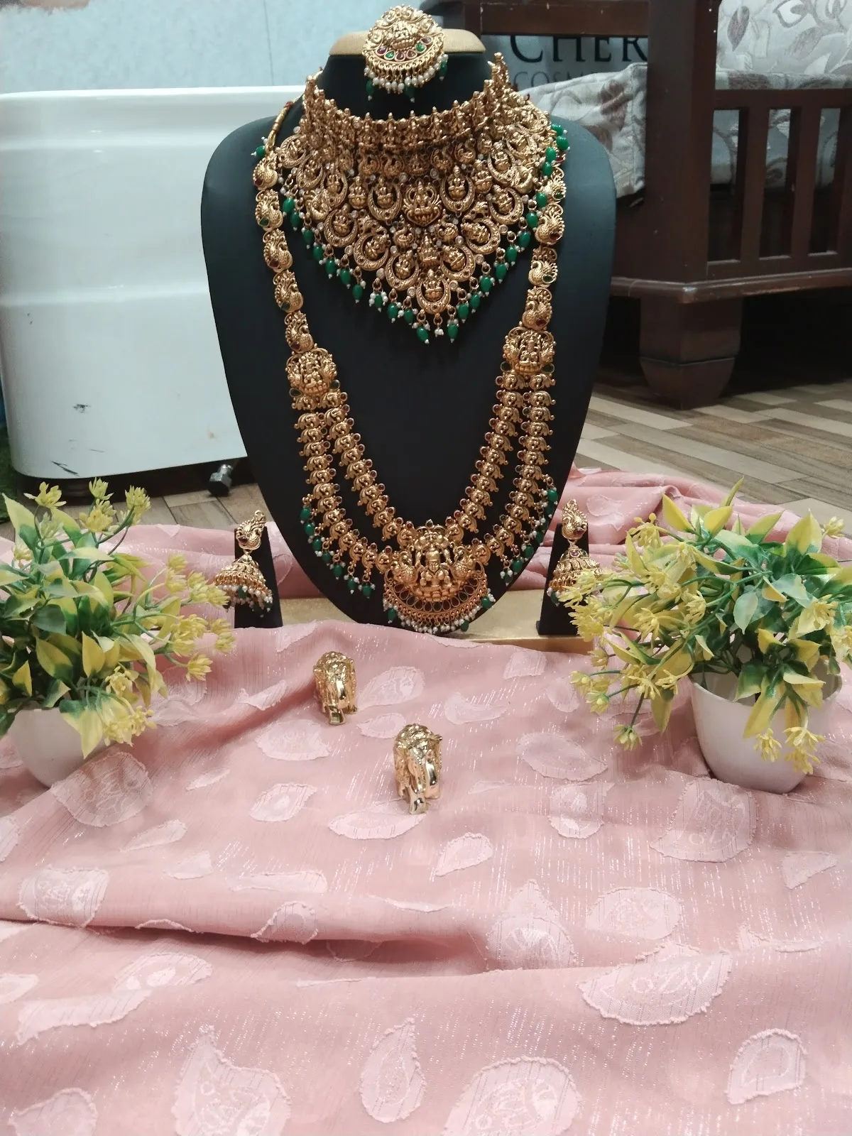 Queen Beauty Studio In Parlour