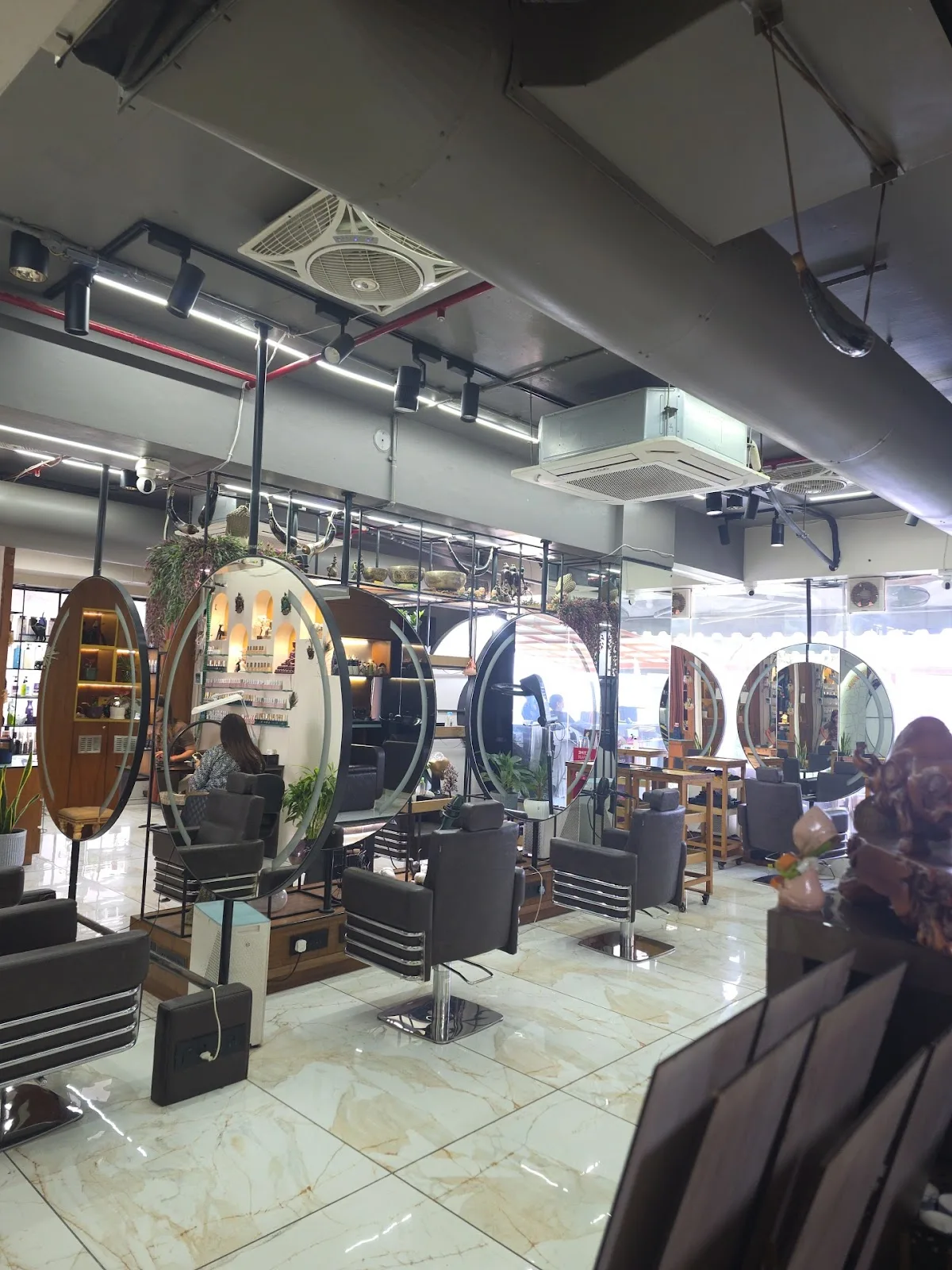 A Luxury Salon & Bridal Studio || Best Salon In surat/ Best hair colour in surat/ Best hair Treatment salon