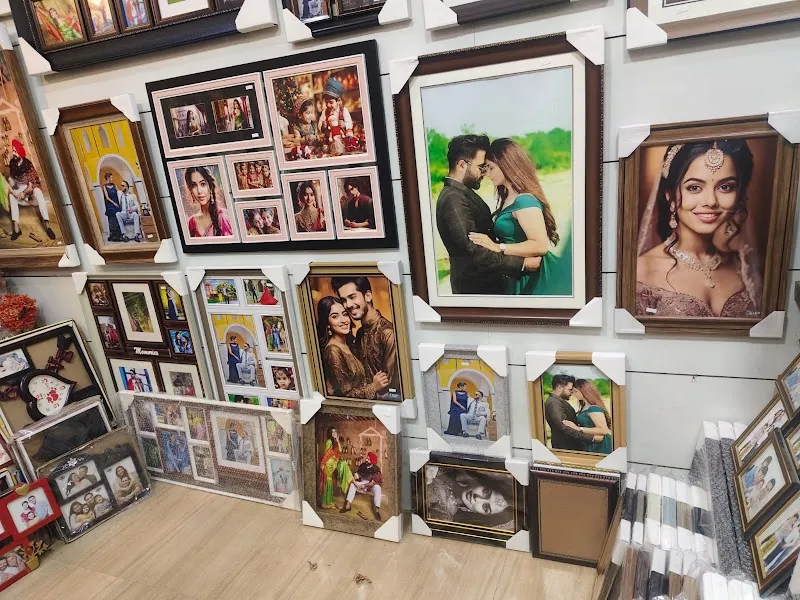 Bhavya poshak bhandar and Vinay photo studio
