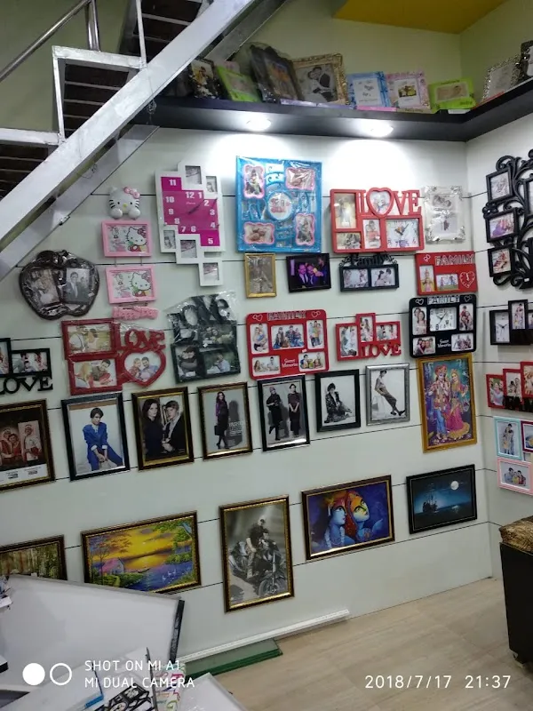 Bhavya poshak bhandar and Vinay photo studio