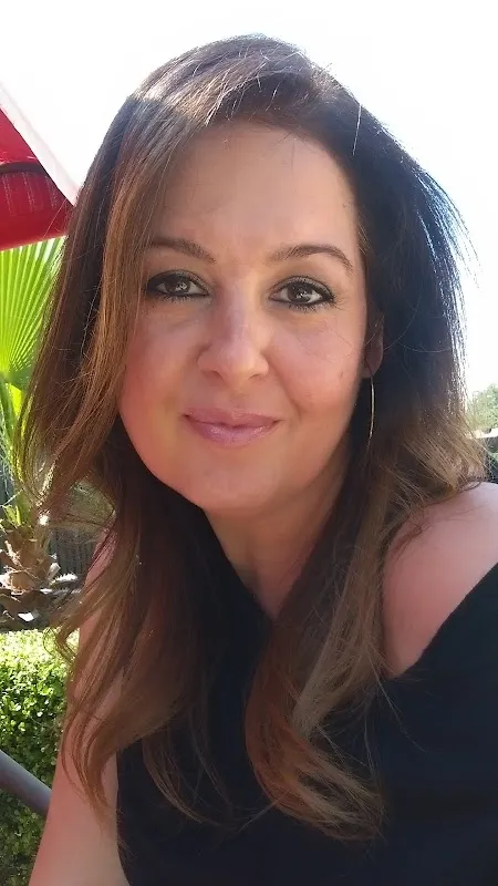 Glow by Claudia, Salon