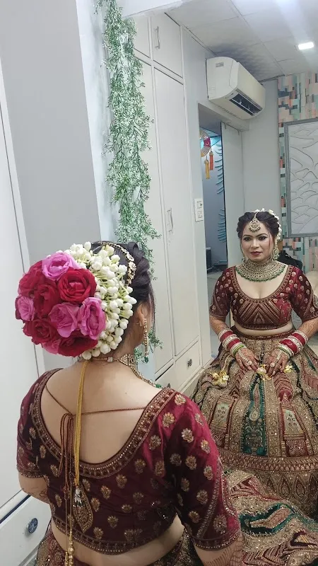AmanMakeovers | Best Luxury Beauty Salon/Skin Clinic/Parlour & Academy in Delhi