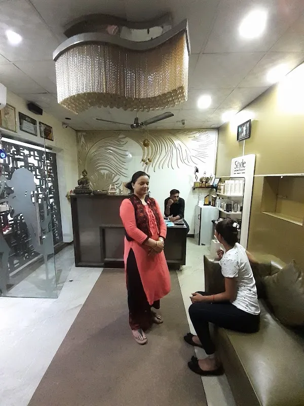 AmanMakeovers | Best Luxury Beauty Salon/Skin Clinic/Parlour & Academy in Delhi