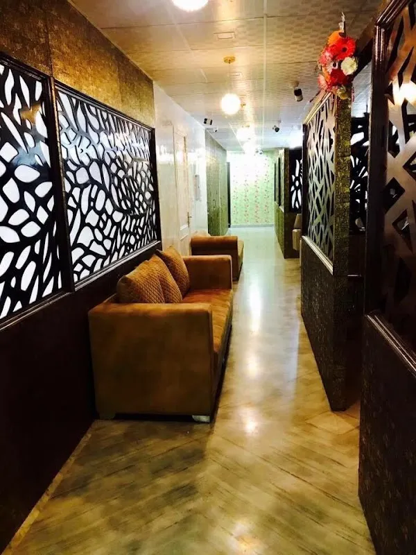 AmanMakeovers | Best Luxury Beauty Salon/Skin Clinic/Parlour & Academy in Delhi