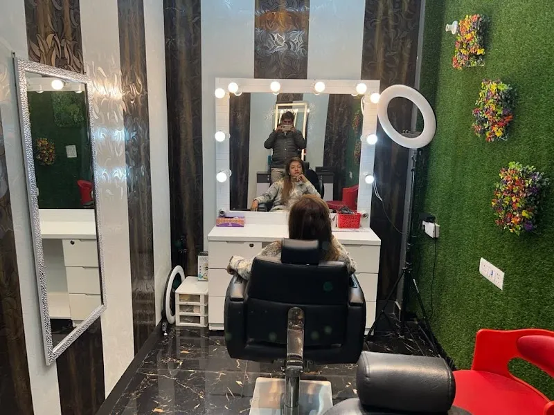 Maya's Luxury Unisex Salon
