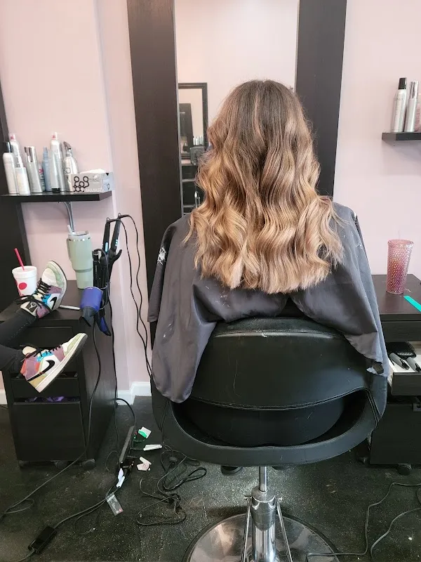 Lola Salon