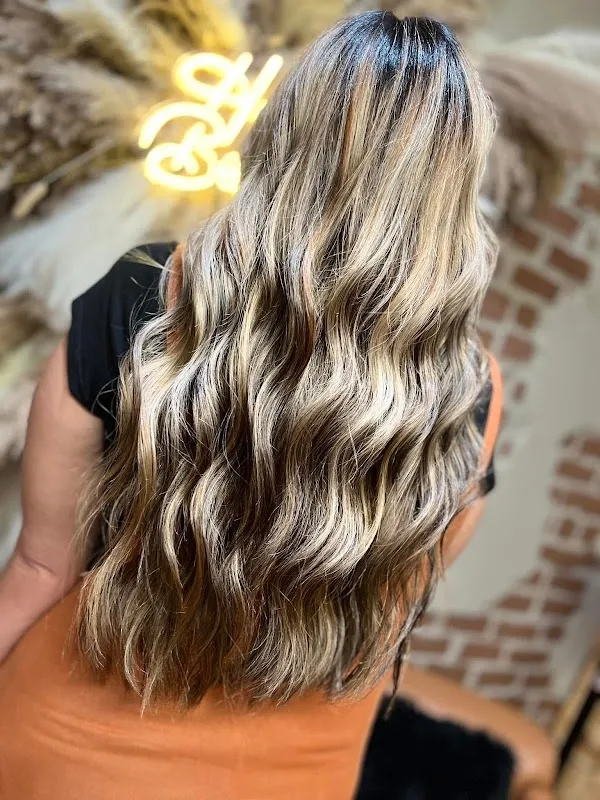 Lola Salon