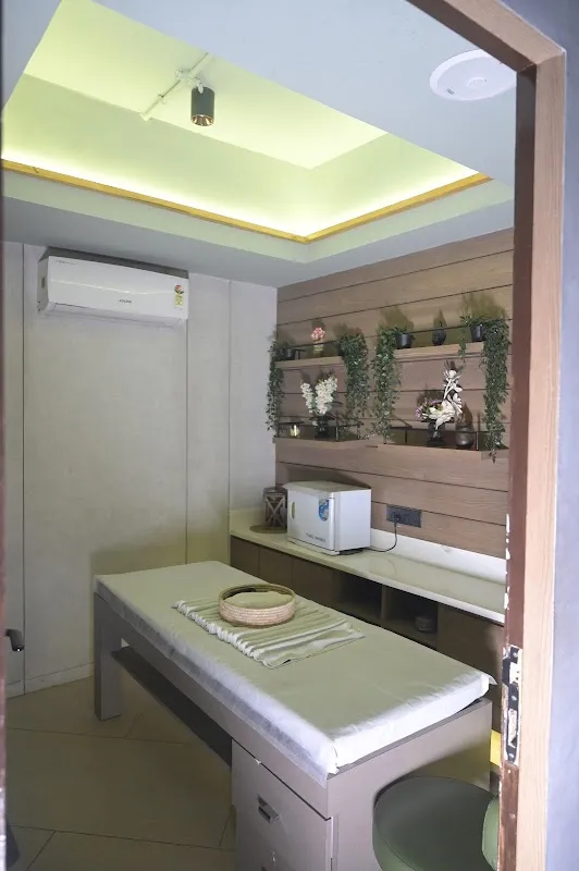 Page 3 Luxury Salon & Makeover Studio