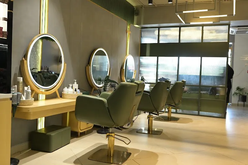 Page 3 Luxury Salon & Makeover Studio