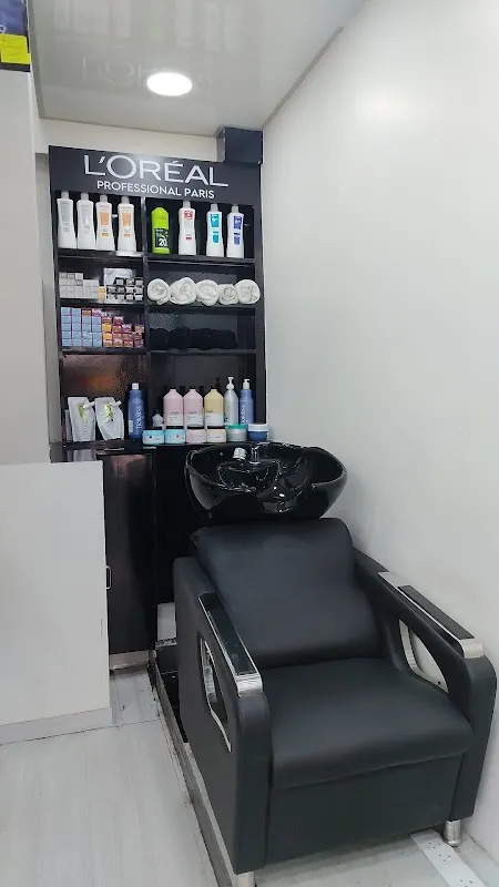 Looks hair studio unisex salon
