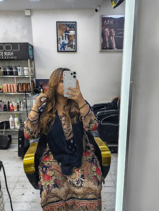 Looks hair studio unisex salon