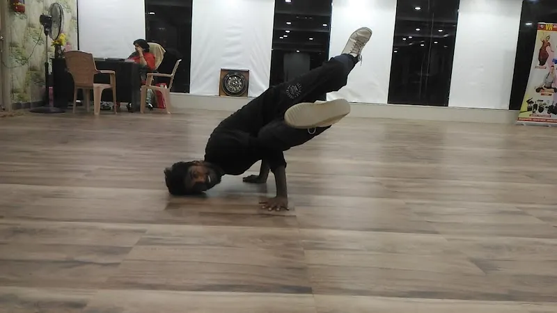 VR ARTS & FITNESS STUDIO FOR WOMEN