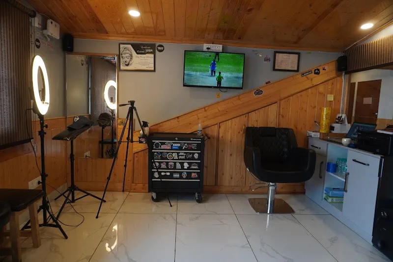 HeadQuarters Hair and beauty studio