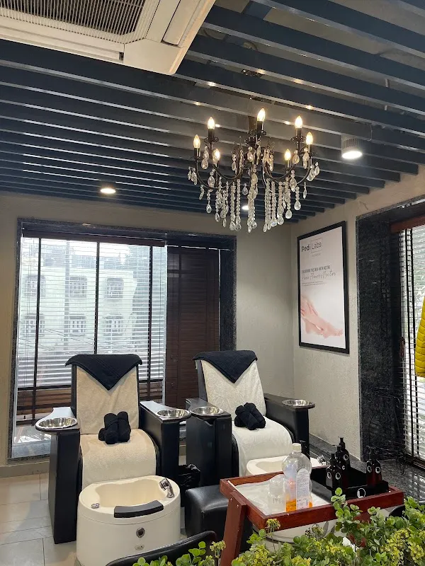 Looks Salon - Unisex Salon | Beauty and Hair Salon