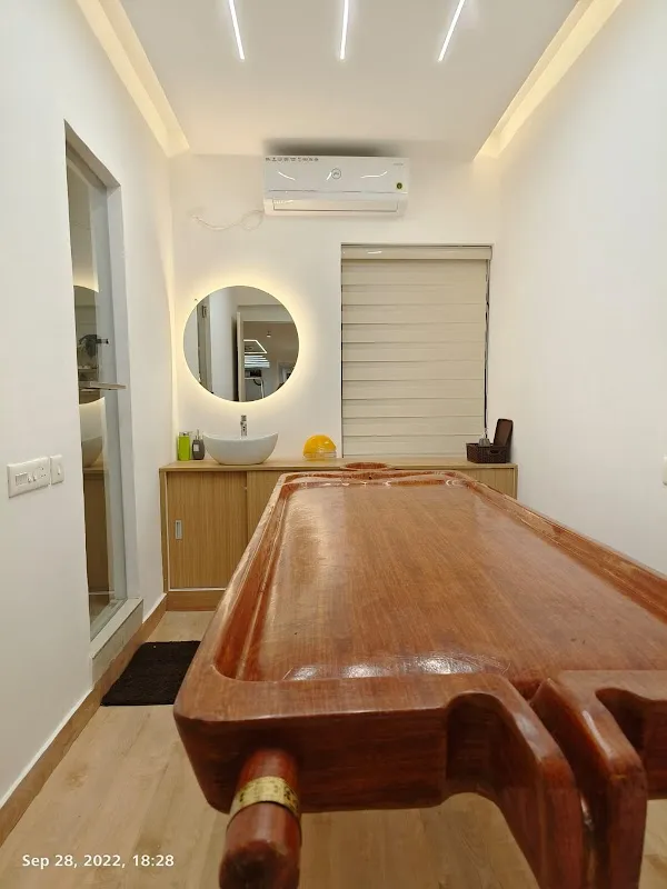 The Roots Salon & Spa Vazhuthacaud - Premium Beauty Salon | Luxury Salon in Vazhuthacaud