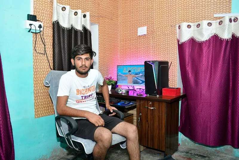 FLOP ARTIST STUDIO