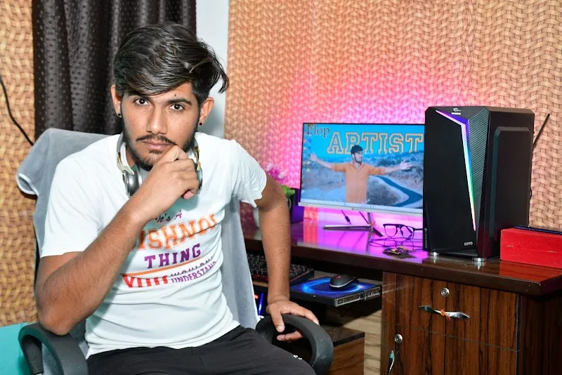 FLOP ARTIST STUDIO