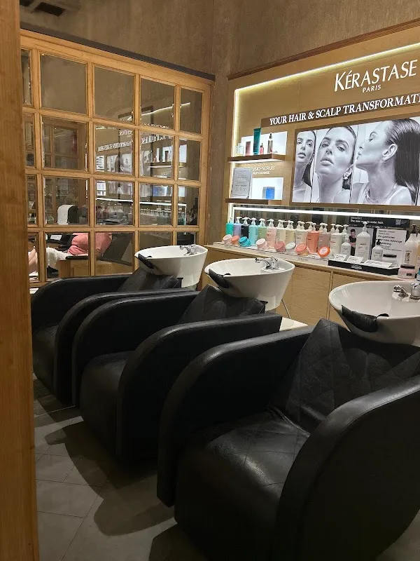 Looks Salon, Regal Building, Connaught Place