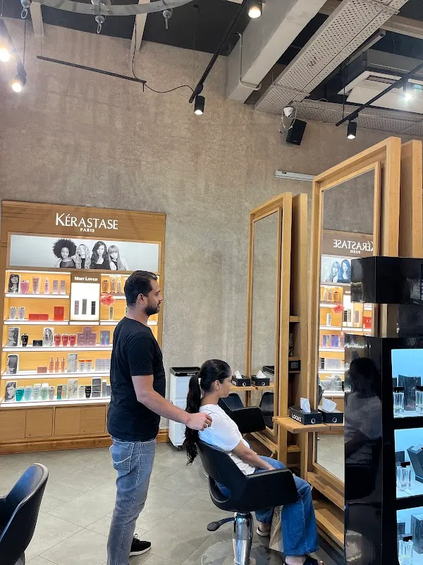 Looks Salon, Regal Building, Connaught Place