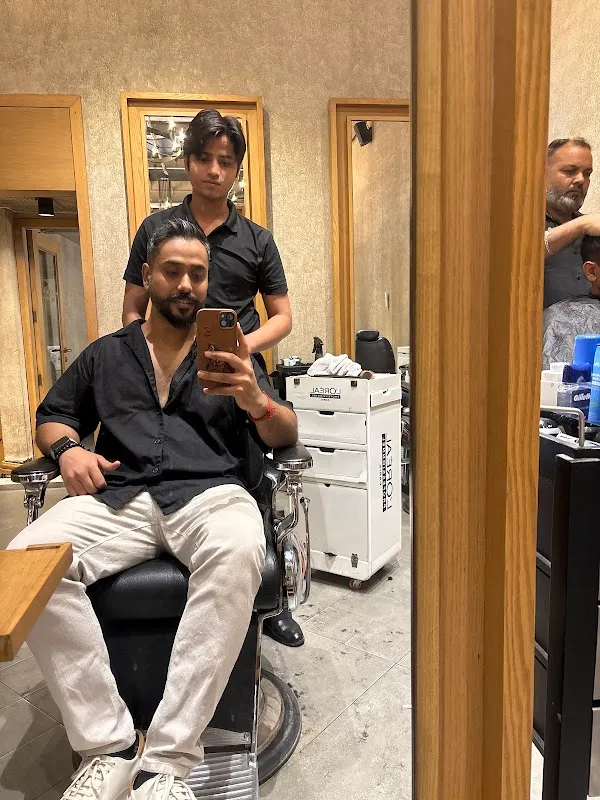 Looks Salon, Regal Building, Connaught Place