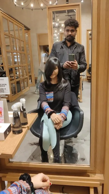 Looks Salon, Regal Building, Connaught Place