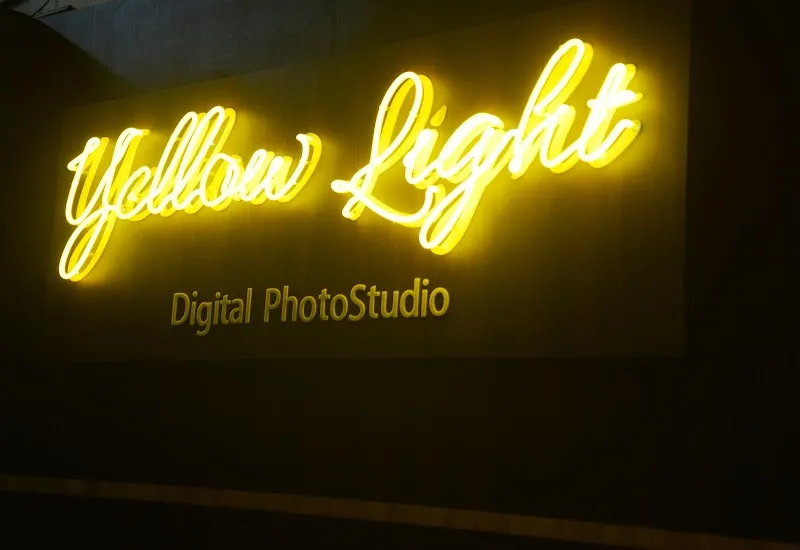 STUDIO YELLOW LIGHT