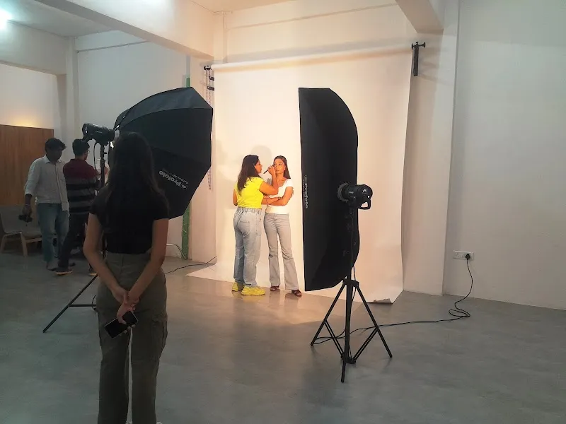 STUDIO YELLOW LIGHT