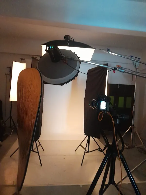 STUDIO YELLOW LIGHT