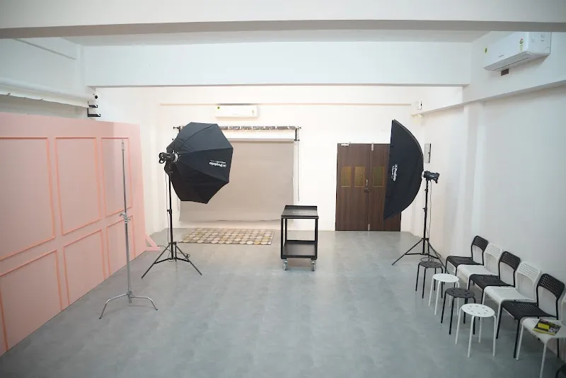 STUDIO YELLOW LIGHT