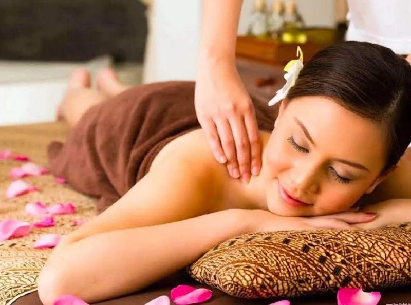 Massage therapist classic spa