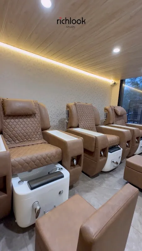Richlook Salon, Tilak Nagar