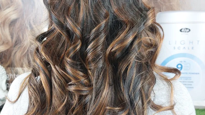 Makeover unisex salon