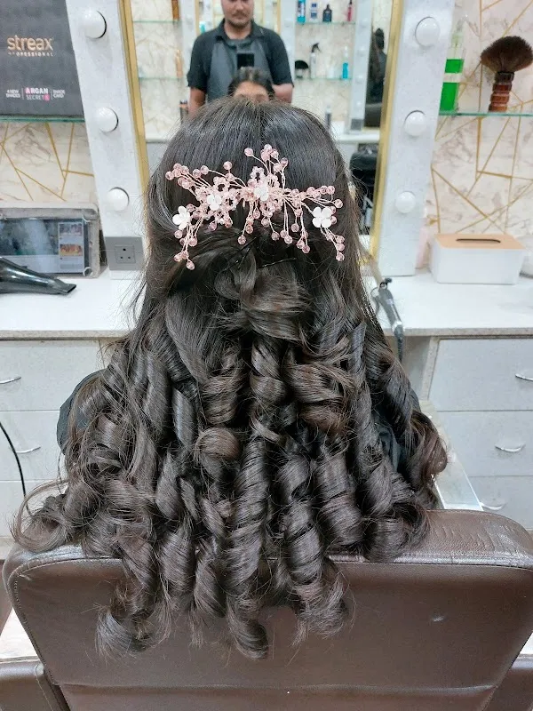Makeover unisex salon