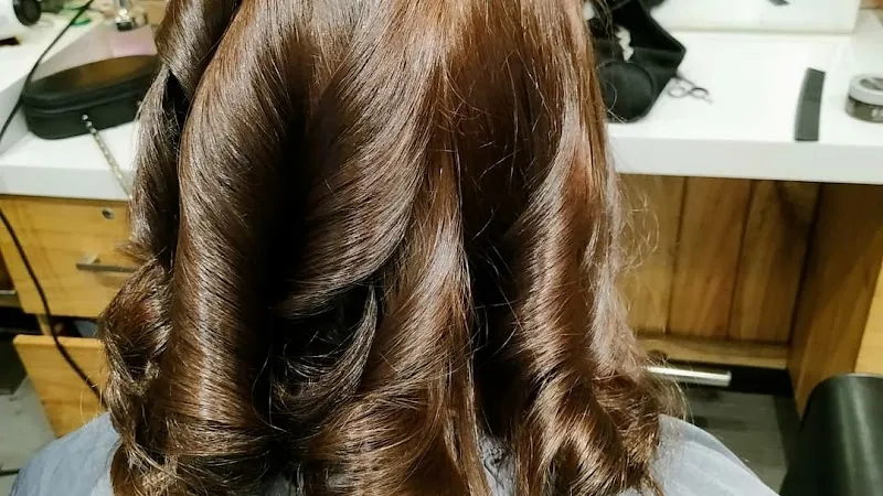 Makeover unisex salon